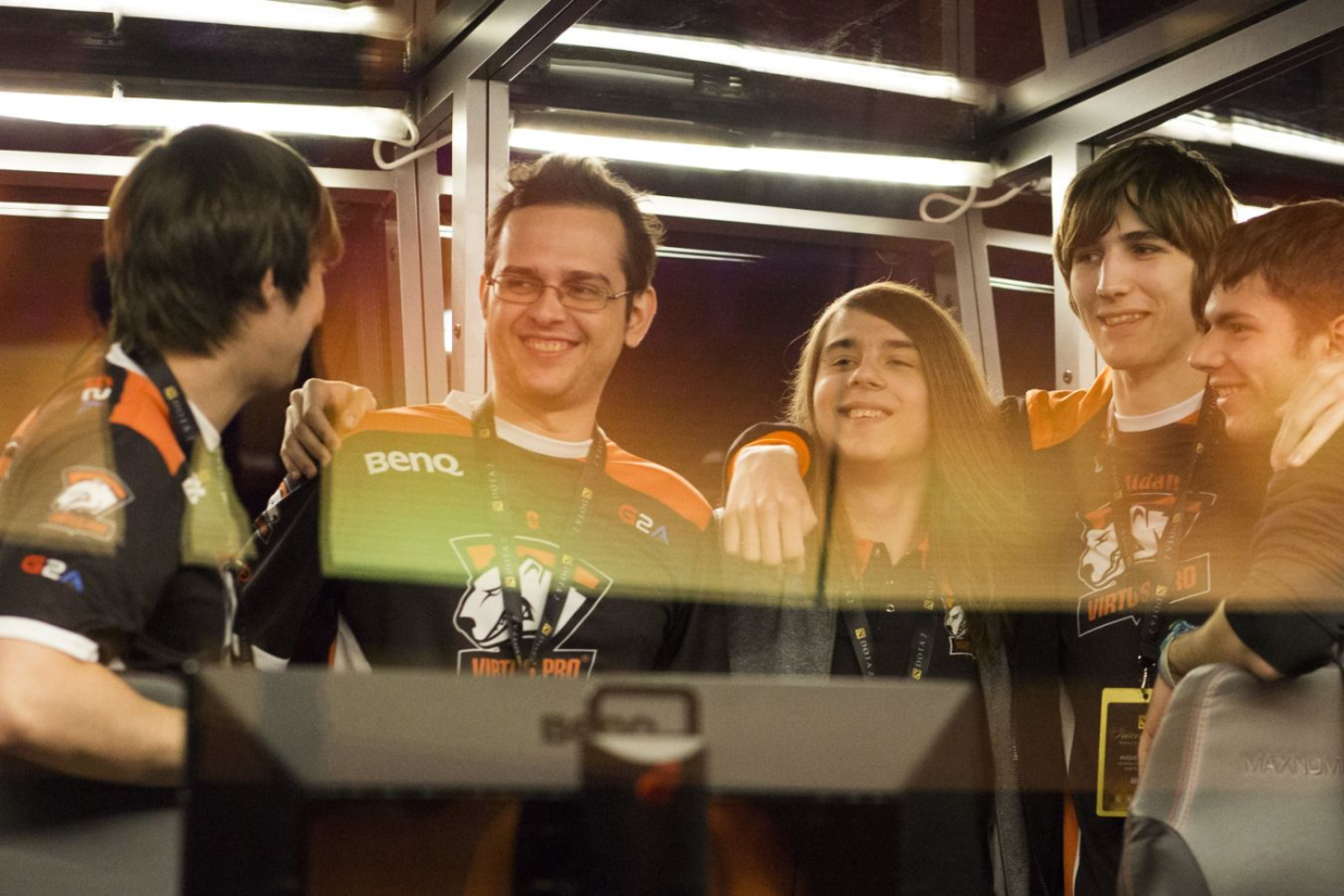 Восемь лет назад Virtus.pro с fng и G заняли топ-6 на The International 2015 — это до сих пор лучший результат в истории клуба Восемь лет назад Virtus.pro с fng и G заняли топ-6 на The International 2015 — это до сих пор лучший результат в истории клуба