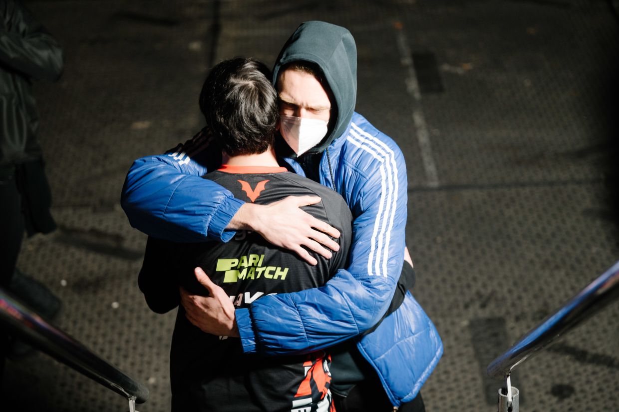 Иван Лазарев с игроком Virtus.pro после вылета с The International 10